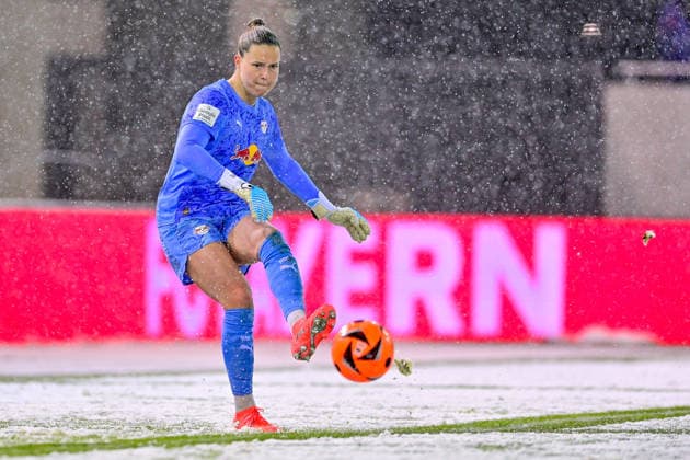 Elvira Herzog (Torwart, RB Leipzig, 1) am Ball, Freisteller, Einzelbild, Aktion, Action, 25.01.2026, München (Deutschland), Fussball, Google Pixel Frauen-Bundesliga, FC Bayern München - RB Leipzig, DFB DFL REGULATIONS PROHIBIT ANY USE OF PHOTOGRAPHS AS IMAGE SEQUENCES AND OR QUASI-VIDEO.