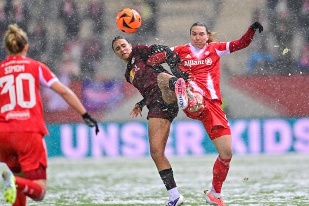 v.li.: Lisa Baum (RB Leipzig, 11) Vanessa GILLES (FC Bayern Muenchen, FCB, 2) im Zweikampf, Duell, duel, tackle, Dynamik, Action, Aktion, 25.01.2026, München (Deutschland), Fussball, Google Pixel Frauen-Bundesliga, FC Bayern München - RB Leipzig, DFB DFL REGULATIONS PROHIBIT ANY USE OF PHOTOGRAPHS AS IMAGE SEQUENCES AND OR QUASI-VIDEO.