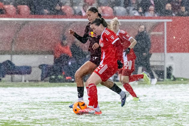 Kampf um den Ball Zweikampf zwischen Lisa Baum (RB Leipzig, 11) und Vanessa Gilles (FC Bayern Muenchen Frauen, 02) GER, FC Bayern Muenchen Frauen vs. RB Leipzig, Fussball, Google Pixel Frauen-Bundesliga, 15. Spieltag, Saison 2025 2026, 25.01.2026. (DFL DFB REGULATIONS PROHIBIT ANY USE OF PHOTOGRAPHS as IMAGE SEQUENCES and or QUASI-VIDEO). GER, FC Bayern Muenchen Frauen vs. RB Leipzig, Fussball, Google Pixel Frauen-Bundesliga, 15. Spieltag, Saison 2025 2026, 25.01.2026. Muenchen Copyright: xEibner-Pressefoto HeikexFeinerx EP_HFR
