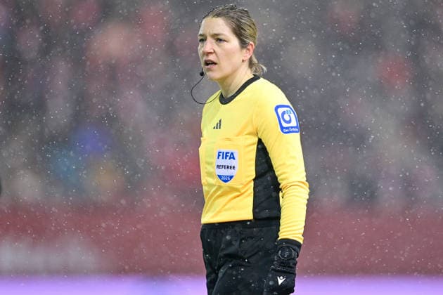 Karoline Wacker (Schiedsrichterin, Referee), Einzelbild, Aktion, Action, 25.01.2026, München (Deutschland), Fussball, Google Pixel Frauen-Bundesliga, FC Bayern München - RB Leipzig, DFB DFL REGULATIONS PROHIBIT ANY USE OF PHOTOGRAPHS AS IMAGE SEQUENCES AND OR QUASI-VIDEO.