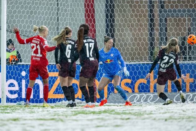 Pernille Harder (FC Bayern Muenchen Frauen, 21) freut sich bereits: die frisch eingewechselte Kyra Spitzner (RB Leipzig, 23) verursacht hier ein Tor Gegentor zum 2:0 GER, FC Bayern Muenchen Frauen vs. RB Leipzig, Fussball, Google Pixel Frauen-Bundesliga, 15. Spieltag, Saison 2025 2026, 25.01.2026. (DFL DFB REGULATIONS PROHIBIT ANY USE OF PHOTOGRAPHS as IMAGE SEQUENCES and or QUASI-VIDEO). GER, FC Bayern Muenchen Frauen vs. RB Leipzig, Fussball, Google Pixel Frauen-Bundesliga, 15. Spieltag, Saison 2025 2026, 25.01.2026. Muenchen Copyright: xEibner-Pressefoto HeikexFeinerx EP_HFR