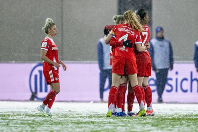Die Bayernspielerinnen bejubeln das Tor Eigentor von Kyra Spitzner (RB Leipzig, 23) - nicht im Bild - zum 2:0 GER, FC Bayern Muenchen Frauen vs. RB Leipzig, Fussball, Google Pixel Frauen-Bundesliga, 15. Spieltag, Saison 2025 2026, 25.01.2026. (DFL DFB REGULATIONS PROHIBIT ANY USE OF PHOTOGRAPHS as IMAGE SEQUENCES and or QUASI-VIDEO). GER, FC Bayern Muenchen Frauen vs. RB Leipzig, Fussball, Google Pixel Frauen-Bundesliga, 15. Spieltag, Saison 2025 2026, 25.01.2026. Muenchen Copyright: xEibner-Pressefoto HeikexFeinerx EP_HFR