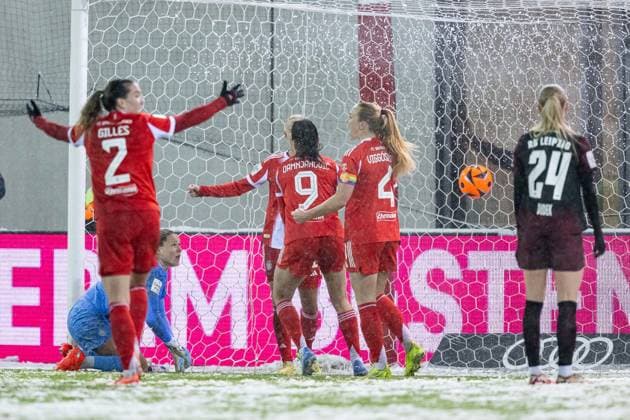 Die Bayern bejubeln mit Jovana Damnjanovic (FC Bayern Muenchen Frauen, 09) deren Tor zum 3:0, Elvira Herzog (Torfrau, RB Leipzig, 1) und Nikoline Dudek (RB Leipzig, 24) sind dementsprechend bedient GER, FC Bayern Muenchen Frauen vs. RB Leipzig, Fussball, Google Pixel Frauen-Bundesliga, 15. Spieltag, Saison 2025 2026, 25.01.2026. (DFL DFB REGULATIONS PROHIBIT ANY USE OF PHOTOGRAPHS as IMAGE SEQUENCES and or QUASI-VIDEO). GER, FC Bayern Muenchen Frauen vs. RB Leipzig, Fussball, Google Pixel Frauen-Bundesliga, 15. Spieltag, Saison 2025 2026, 25.01.2026. Muenchen Copyright: xEibner-Pressefoto HeikexFeinerx EP_HFR