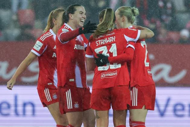 Jubel bei Vanessa Gilles 2 (FC Bayern Muenchen Frauen), Georgia Stanway 31 (FC Bayern Muenchen Frauen) und Franziska Kett 20 (FC Bayern Muenchen Frauen) nach dem 2:0, Emotion, Freude, FC Bayern Muenchen Frauen vs. RB Leipzig Frauen, Fussball, Frauen, Google Pixel Bundesliga, Saison 2025 2026, 15. Spieltag, 25.01.2026 DFB regulations prohibit any use of photographs as image sequences and or quasi-video Muenchen Bayern Deutschland