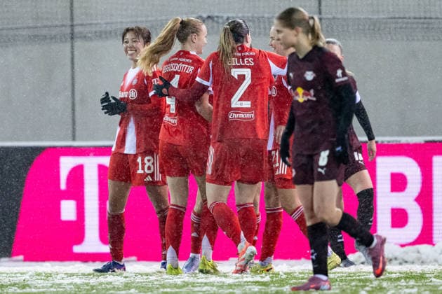 Die Bayern bejubeln mit Jovana Damnjanovic (FC Bayern Muenchen Frauen, 09) deren Tor zum 3:0 GER, FC Bayern Muenchen Frauen vs. RB Leipzig, Fussball, Google Pixel Frauen-Bundesliga, 15. Spieltag, Saison 2025 2026, 25.01.2026. (DFL DFB REGULATIONS PROHIBIT ANY USE OF PHOTOGRAPHS as IMAGE SEQUENCES and or QUASI-VIDEO). GER, FC Bayern Muenchen Frauen vs. RB Leipzig, Fussball, Google Pixel Frauen-Bundesliga, 15. Spieltag, Saison 2025 2026, 25.01.2026. Muenchen Copyright: xEibner-Pressefoto HeikexFeinerx EP_HFR