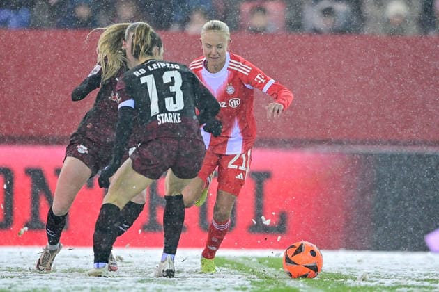 v.li.: Nikoline Dudek (RB Leipzig, 24) Sandra Starke (RB Leipzig, 13) Pernille HARDER (FC Bayern Muenchen, FCB, 21) im Zweikampf, Duell, duel, tackle, Dynamik, Action, Aktion, 25.01.2026, München (Deutschland), Fussball, Google Pixel Frauen-Bundesliga, FC Bayern München - RB Leipzig, DFB DFL REGULATIONS PROHIBIT ANY USE OF PHOTOGRAPHS AS IMAGE SEQUENCES AND OR QUASI-VIDEO.