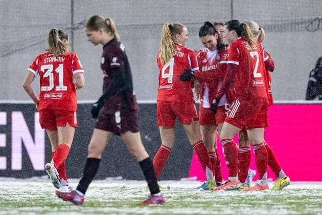 Die Bayern bejubeln mit Jovana Damnjanovic (FC Bayern Muenchen Frauen, 09) deren Tor zum 3:0 GER, FC Bayern Muenchen Frauen vs. RB Leipzig, Fussball, Google Pixel Frauen-Bundesliga, 15. Spieltag, Saison 2025 2026, 25.01.2026. (DFL DFB REGULATIONS PROHIBIT ANY USE OF PHOTOGRAPHS as IMAGE SEQUENCES and or QUASI-VIDEO). GER, FC Bayern Muenchen Frauen vs. RB Leipzig, Fussball, Google Pixel Frauen-Bundesliga, 15. Spieltag, Saison 2025 2026, 25.01.2026. Muenchen Copyright: xEibner-Pressefoto HeikexFeinerx EP_HFR