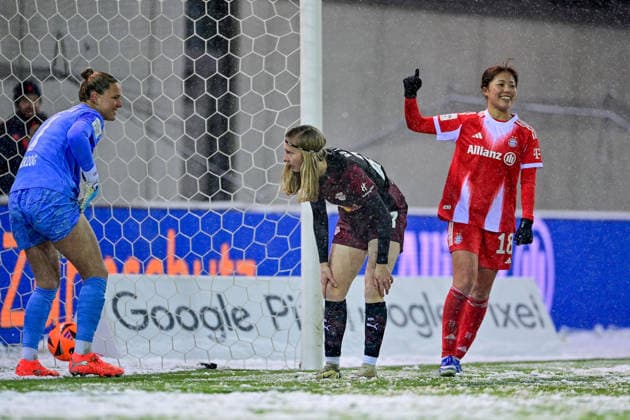 v.li.: Elvira Herzog (Torwart, RB Leipzig, 1) und Pechvogel Kyra Spitzner (RB Leipzig, 23) (Eigentor) enttaeuscht schauend, Enttaeuschung, Frustration, disappointed, pessimistisch, Momoko TANAKINAWA (FC Bayern Muenchen, FCB, 18) bejubelt das Tor zum 2:0, 25.01.2026, München (Deutschland), Fussball, Google Pixel Frauen-Bundesliga, FC Bayern München - RB Leipzig, DFB DFL REGULATIONS PROHIBIT ANY USE OF PHOTOGRAPHS AS IMAGE SEQUENCES AND OR QUASI-VIDEO.