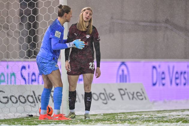 v.li.: Elvira Herzog (Torwart, RB Leipzig, 1) tröstet Kyra Spitzner (RB Leipzig, 23) nach ihrem Eigentor zum 2:0, enttaeuscht schauend, Enttaeuschung, Frustration, disappointed, pessimistisch, 25.01.2026, München (Deutschland), Fussball, Google Pixel Frauen-Bundesliga, FC Bayern München - RB Leipzig, DFB DFL REGULATIONS PROHIBIT ANY USE OF PHOTOGRAPHS AS IMAGE SEQUENCES AND OR QUASI-VIDEO.