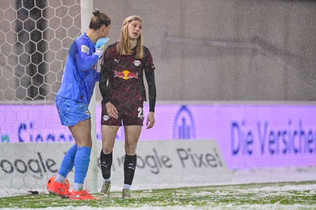 v.li.: Elvira Herzog (Torwart, RB Leipzig, 1) tröstet Kyra Spitzner (RB Leipzig, 23) nach ihrem Eigentor zum 2:0, enttaeuscht schauend, Enttaeuschung, Frustration, disappointed, pessimistisch, 25.01.2026, München (Deutschland), Fussball, Google Pixel Frauen-Bundesliga, FC Bayern München - RB Leipzig, DFB DFL REGULATIONS PROHIBIT ANY USE OF PHOTOGRAPHS AS IMAGE SEQUENCES AND OR QUASI-VIDEO.