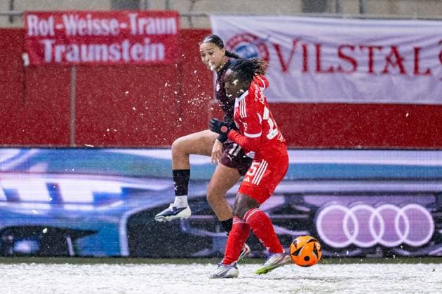 Kampf um den Ball Zweikampf zwischen Lisa Baum (RB Leipzig, 11) und Bernadette Amani (FC Bayern Muenchen Frauen, 15) GER, FC Bayern Muenchen Frauen vs. RB Leipzig, Fussball, Google Pixel Frauen-Bundesliga, 15. Spieltag, Saison 2025 2026, 25.01.2026. (DFL DFB REGULATIONS PROHIBIT ANY USE OF PHOTOGRAPHS as IMAGE SEQUENCES and or QUASI-VIDEO). GER, FC Bayern Muenchen Frauen vs. RB Leipzig, Fussball, Google Pixel Frauen-Bundesliga, 15. Spieltag, Saison 2025 2026, 25.01.2026. Muenchen Copyright: xEibner-Pressefoto HeikexFeinerx EP_HFR