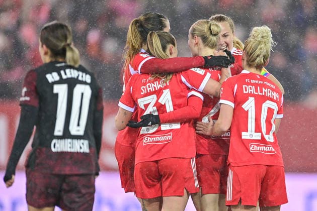 Spielerinnen des FC Bayern mit Torjubel, Jubel, Torjubel, Torerfolg, celebrate the goal, goal, celebration, Jubel ueber das Tor zum 2:0, optimistisch, Action, Aktion, 25.01.2026, München (Deutschland), Fussball, Google Pixel Frauen-Bundesliga, FC Bayern München - RB Leipzig, DFB DFL REGULATIONS PROHIBIT ANY USE OF PHOTOGRAPHS AS IMAGE SEQUENCES AND OR QUASI-VIDEO.
