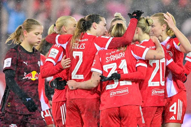 Spielerinnen des FC Bayern mit Torjubel, Jubel, Torjubel, Torerfolg, celebrate the goal, goal, celebration, Jubel ueber das Tor zum 2:0, optimistisch, Action, Aktion, 25.01.2026, München (Deutschland), Fussball, Google Pixel Frauen-Bundesliga, FC Bayern München - RB Leipzig, DFB DFL REGULATIONS PROHIBIT ANY USE OF PHOTOGRAPHS AS IMAGE SEQUENCES AND OR QUASI-VIDEO.