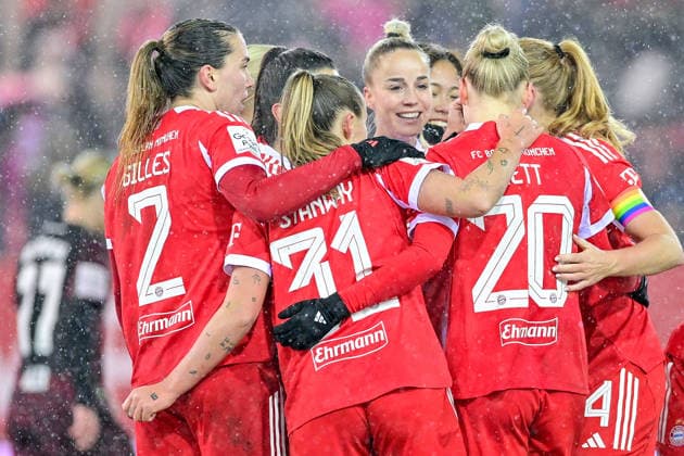 Spielerinnen des FC Bayern mit Torjubel, Jubel, Torjubel, Torerfolg, celebrate the goal, goal, celebration, Jubel ueber das Tor zum 2:0, optimistisch, Action, Aktion, 25.01.2026, München (Deutschland), Fussball, Google Pixel Frauen-Bundesliga, FC Bayern München - RB Leipzig, DFB DFL REGULATIONS PROHIBIT ANY USE OF PHOTOGRAPHS AS IMAGE SEQUENCES AND OR QUASI-VIDEO.