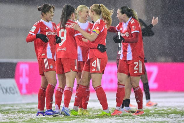 Spielerinnen des FC Bayern mit Torjubel, Jubel, Torjubel, Torerfolg, celebrate the goal, goal, celebration, Jubel ueber das Tor zum 3:0 durch Jovana DAMNJANOVIC (FC Bayern Muenchen, FCB, 9) (2.v.li.), optimistisch, Action, Aktion, 25.01.2026, München (Deutschland), Fussball, Google Pixel Frauen-Bundesliga, FC Bayern München - RB Leipzig, DFB DFL REGULATIONS PROHIBIT ANY USE OF PHOTOGRAPHS AS IMAGE SEQUENCES AND OR QUASI-VIDEO.