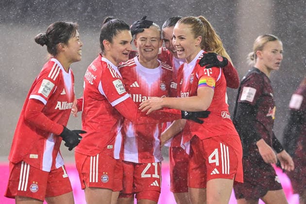 Spielerinnen des FC Bayern mit Torjubel, Jubel, Torjubel, Torerfolg, celebrate the goal, goal, celebration, Jubel ueber das Tor zum 3:0 durch Jovana DAMNJANOVIC (FC Bayern Muenchen, FCB, 9) (2.v.li.), optimistisch, Action, Aktion, 25.01.2026, München (Deutschland), Fussball, Google Pixel Frauen-Bundesliga, FC Bayern München - RB Leipzig, DFB DFL REGULATIONS PROHIBIT ANY USE OF PHOTOGRAPHS AS IMAGE SEQUENCES AND OR QUASI-VIDEO.