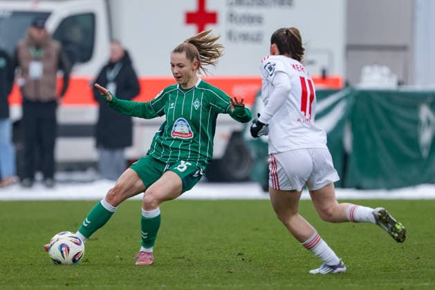 v.li.: Michelle Weiß (SV Werder Bremen, 15) und Lara Meroni (1. FC Nürnberg, 11) im Zweikampf, Duell, Dynamik, Aktion, Action, Spielszene, DIE DFB-RICHTLINIEN UNTERSAGEN JEGLICHE NUTZUNG VON FOTOS ALS SEQUENZBILDER UND ODER VIDEOÄHNLICHE FOTOSTRECKEN. DFB REGULATIONS PROHIBIT ANY USE OF PHOTOGRAPHS AS IMAGE SEQUENCES AND OR QUASI-VIDEO., 25.01.2026, (), Fussball, Google Pixel Frauen-Bundesliga, SV Werder Bremen - 1. FC Nürnberg