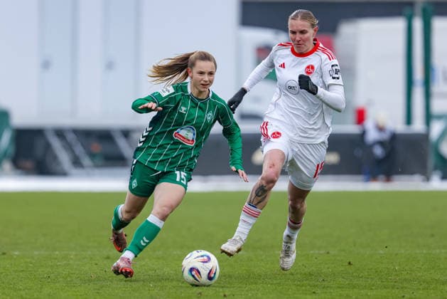 v.li.: Michelle Weiß (SV Werder Bremen, 15) und Oliwia Wos (1. FC Nürnberg, 15) im Laufduell, Zweikampf, Duell, Dynamik, Aktion, Action, Spielszene, DIE DFB-RICHTLINIEN UNTERSAGEN JEGLICHE NUTZUNG VON FOTOS ALS SEQUENZBILDER UND ODER VIDEOÄHNLICHE FOTOSTRECKEN. DFB REGULATIONS PROHIBIT ANY USE OF PHOTOGRAPHS AS IMAGE SEQUENCES AND OR QUASI-VIDEO., 25.01.2026, (), Fussball, Google Pixel Frauen-Bundesliga, SV Werder Bremen - 1. FC Nürnberg