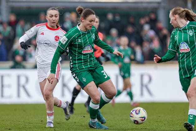 v.li.: Lara Meroni (1. FC Nürnberg, 11) und Verena Wieder (SV Werder Bremen, 31) im Zweikampf, Duell, Dynamik, Aktion, Action, Spielszene, DIE DFB-RICHTLINIEN UNTERSAGEN JEGLICHE NUTZUNG VON FOTOS ALS SEQUENZBILDER UND ODER VIDEOÄHNLICHE FOTOSTRECKEN. DFB REGULATIONS PROHIBIT ANY USE OF PHOTOGRAPHS AS IMAGE SEQUENCES AND OR QUASI-VIDEO., 25.01.2026, (), Fussball, Google Pixel Frauen-Bundesliga, SV Werder Bremen - 1. FC Nürnberg