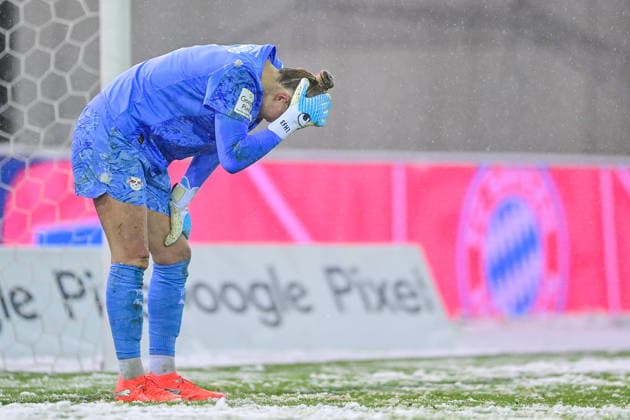Elvira Herzog (Torwart, RB Leipzig, 1) hat sich im Zweikampf mit Pernille HARDER (FC Bayern Muenchen, FCB, 21) (nicht im Bild, not pictured) am Kopf verletzt und muss behandelt werden, Freisteller, Einzelbild, Aktion, Action, 25.01.2026, München (Deutschland), Fussball, Google Pixel Frauen-Bundesliga, FC Bayern München - RB Leipzig, DFB DFL REGULATIONS PROHIBIT ANY USE OF PHOTOGRAPHS AS IMAGE SEQUENCES AND OR QUASI-VIDEO.