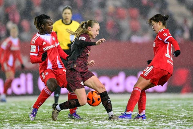 v.li.: Kakounan Bernadette AMANI (FC Bayern Muenchen, FCB, 15) Lou-Ann Joly (RB Leipzig, 6) Momoko TANAKINAWA (FC Bayern Muenchen, FCB, 18) im Zweikampf, Duell, duel, tackle, Dynamik, Action, Aktion, 25.01.2026, München (Deutschland), Fussball, Google Pixel Frauen-Bundesliga, FC Bayern München - RB Leipzig, DFB DFL REGULATIONS PROHIBIT ANY USE OF PHOTOGRAPHS AS IMAGE SEQUENCES AND OR QUASI-VIDEO.