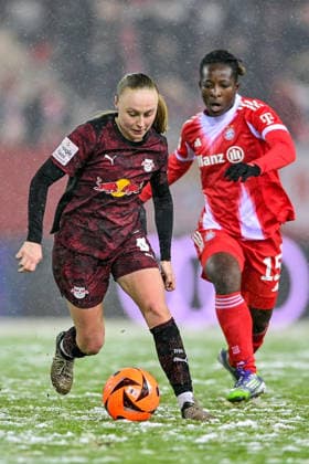 v.li.: Lou-Ann Joly (RB Leipzig, 6) Kakounan Bernadette AMANI (FC Bayern Muenchen, FCB, 15) im Zweikampf, Duell, duel, tackle, Dynamik, Action, Aktion, 25.01.2026, München (Deutschland), Fussball, Google Pixel Frauen-Bundesliga, FC Bayern München - RB Leipzig, DFB DFL REGULATIONS PROHIBIT ANY USE OF PHOTOGRAPHS AS IMAGE SEQUENCES AND OR QUASI-VIDEO.