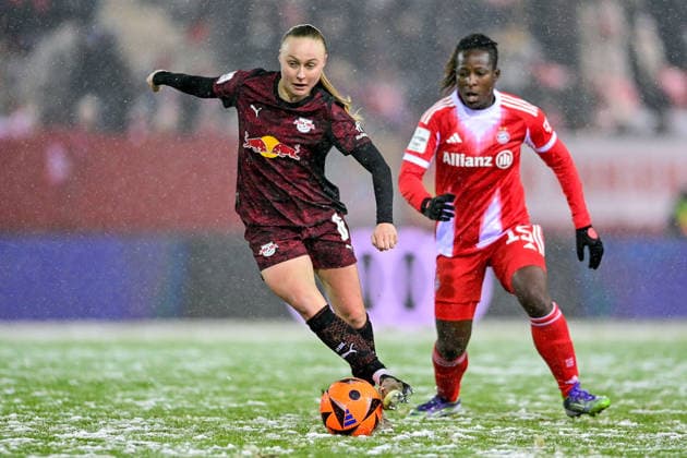 v.li.: Lou-Ann Joly (RB Leipzig, 6) Kakounan Bernadette AMANI (FC Bayern Muenchen, FCB, 15) im Zweikampf, Duell, duel, tackle, Dynamik, Action, Aktion, 25.01.2026, München (Deutschland), Fussball, Google Pixel Frauen-Bundesliga, FC Bayern München - RB Leipzig, DFB DFL REGULATIONS PROHIBIT ANY USE OF PHOTOGRAPHS AS IMAGE SEQUENCES AND OR QUASI-VIDEO.