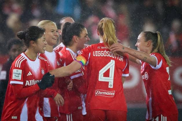 Momoko Tanikawa 18 (FC Bayern Muenchen Frauen), Pernille Harder 21 (FC Bayern Muenchen Frauen), Jovana Damnjanovic 9 (FC Bayern Muenchen Frauen), Glodis Perla Viggosdottir 4 (FC Bayern Muenchen Frauen) und Georgia Stanway 31 (FC Bayern Muenchen Frauen) jubeln ueber das 3:0, Freude, Emotion, FC Bayern Muenchen Frauen vs. RB Leipzig Frauen, Fussball, Frauen, Google Pixel Bundesliga, Saison 2025 2026, 15. Spieltag, 25.01.2026 DFB regulations prohibit any use of photographs as image sequences and or quasi-video Muenchen Bayern Deutschland