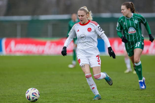 v.li.: Fany Proniez (1. FC Nürnberg, 3) am Ball, Einzelbild, Ganzkörper, Aktion, Action, Spielszene, DIE DFB-RICHTLINIEN UNTERSAGEN JEGLICHE NUTZUNG VON FOTOS ALS SEQUENZBILDER UND ODER VIDEOÄHNLICHE FOTOSTRECKEN. DFB REGULATIONS PROHIBIT ANY USE OF PHOTOGRAPHS AS IMAGE SEQUENCES AND OR QUASI-VIDEO., 25.01.2026, (), Fussball, Google Pixel Frauen-Bundesliga, SV Werder Bremen - 1. FC Nürnberg