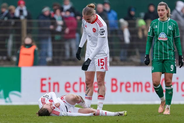 v.li.: Nastassja Lein (1. FC Nürnberg, 24) liegt verletzt am Boden, Verletzung, Schmerzen, schmerzverzerrtes Gesicht, Oliwia Wos (1. FC Nürnberg, 15), Medina Desic (SV Werder Bremen, 9), DIE DFB-RICHTLINIEN UNTERSAGEN JEGLICHE NUTZUNG VON FOTOS ALS SEQUENZBILDER UND ODER VIDEOÄHNLICHE FOTOSTRECKEN. DFB REGULATIONS PROHIBIT ANY USE OF PHOTOGRAPHS AS IMAGE SEQUENCES AND OR QUASI-VIDEO., 25.01.2026, (), Fussball, Google Pixel Frauen-Bundesliga, SV Werder Bremen - 1. FC Nürnberg