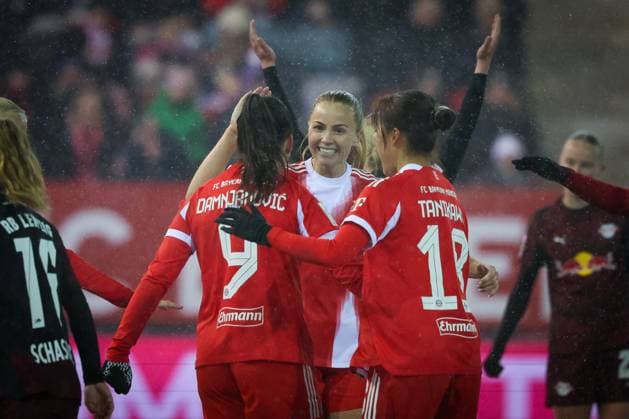 Jovana Damnjanovic 9 (FC Bayern Muenchen Frauen), Glodis Perla Viggosdottir 4 (FC Bayern Muenchen Frauen) und Momoko Tanikawa 18 (FC Bayern Muenchen Frauen) bejubeln das 3:0, Emotion, Freude, FC Bayern Muenchen Frauen vs. RB Leipzig Frauen, Fussball, Frauen, Google Pixel Bundesliga, Saison 2025 2026, 15. Spieltag, 25.01.2026 DFB regulations prohibit any use of photographs as image sequences and or quasi-video Muenchen Bayern Deutschland