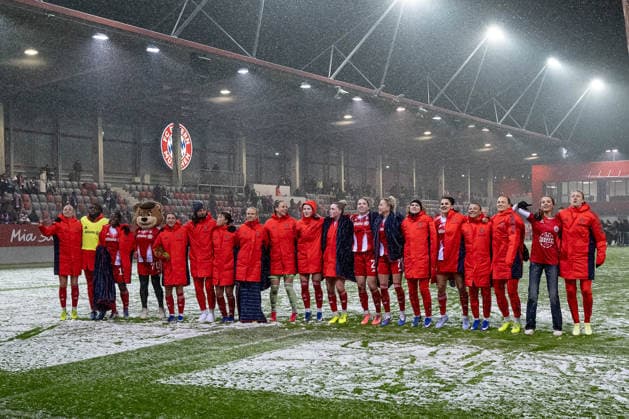 Die Bayernspielerinnen feiern den Sieg vor den Fans GER, FC Bayern Muenchen Frauen vs. RB Leipzig, Fussball, Google Pixel Frauen-Bundesliga, 15. Spieltag, Saison 2025 2026, 25.01.2026. (DFL DFB REGULATIONS PROHIBIT ANY USE OF PHOTOGRAPHS as IMAGE SEQUENCES and or QUASI-VIDEO). GER, FC Bayern Muenchen Frauen vs. RB Leipzig, Fussball, Google Pixel Frauen-Bundesliga, 15. Spieltag, Saison 2025 2026, 25.01.2026. Muenchen Copyright: xEibner-Pressefoto HeikexFeinerx EP_HFR