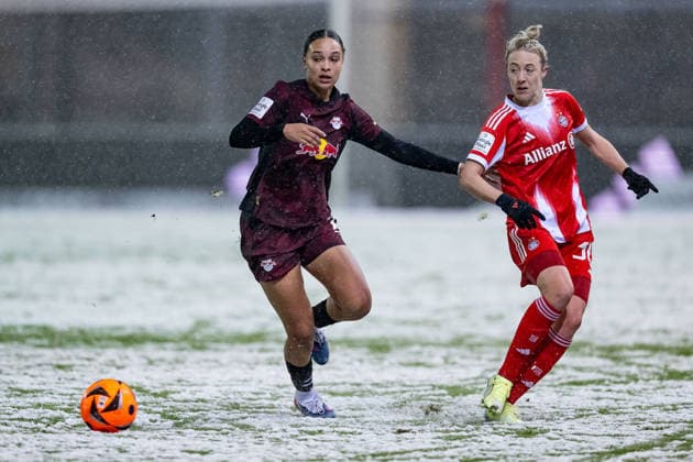 Kampf um den Ball Zweikampf zwischen Lisa Baum (RB Leipzig, 11) und Carolin Simon (FC Bayern Muenchen Frauen, 30) GER, FC Bayern Muenchen Frauen vs. RB Leipzig, Fussball, Google Pixel Frauen-Bundesliga, 15. Spieltag, Saison 2025 2026, 25.01.2026. (DFL DFB REGULATIONS PROHIBIT ANY USE OF PHOTOGRAPHS as IMAGE SEQUENCES and or QUASI-VIDEO). GER, FC Bayern Muenchen Frauen vs. RB Leipzig, Fussball, Google Pixel Frauen-Bundesliga, 15. Spieltag, Saison 2025 2026, 25.01.2026. Muenchen Copyright: xEibner-Pressefoto HeikexFeinerx EP_HFR