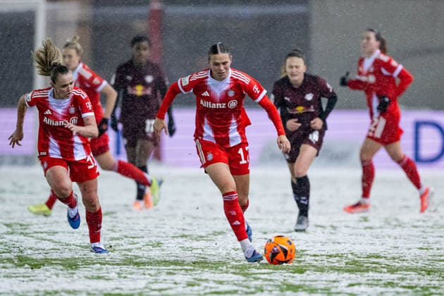 Georgia Stanway (FC Bayern Muenchen Frauen, 31) und Klara Buehl (FC Bayern Muenchen Frauen, 17) GER, FC Bayern Muenchen Frauen vs. RB Leipzig, Fussball, Google Pixel Frauen-Bundesliga, 15. Spieltag, Saison 2025 2026, 25.01.2026. (DFL DFB REGULATIONS PROHIBIT ANY USE OF PHOTOGRAPHS as IMAGE SEQUENCES and or QUASI-VIDEO). GER, FC Bayern Muenchen Frauen vs. RB Leipzig, Fussball, Google Pixel Frauen-Bundesliga, 15. Spieltag, Saison 2025 2026, 25.01.2026. Muenchen Copyright: xEibner-Pressefoto HeikexFeinerx EP_HFR