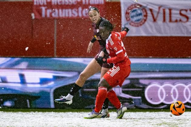 Kampf um den Ball Zweikampf zwischen Lisa Baum (RB Leipzig, 11) und Bernadette Amani (FC Bayern Muenchen Frauen, 15) GER, FC Bayern Muenchen Frauen vs. RB Leipzig, Fussball, Google Pixel Frauen-Bundesliga, 15. Spieltag, Saison 2025 2026, 25.01.2026. (DFL DFB REGULATIONS PROHIBIT ANY USE OF PHOTOGRAPHS as IMAGE SEQUENCES and or QUASI-VIDEO). GER, FC Bayern Muenchen Frauen vs. RB Leipzig, Fussball, Google Pixel Frauen-Bundesliga, 15. Spieltag, Saison 2025 2026, 25.01.2026. Muenchen Copyright: xEibner-Pressefoto HeikexFeinerx EP_HFR