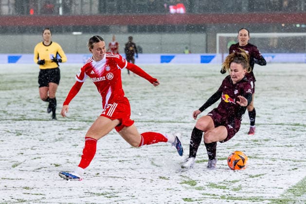 Kampf um den Ball Zweikampf zwischen Klara Buehl (FC Bayern Muenchen Frauen, 17) und Annabel Schasching (RB Leipzig, 16) GER, FC Bayern Muenchen Frauen vs. RB Leipzig, Fussball, Google Pixel Frauen-Bundesliga, 15. Spieltag, Saison 2025 2026, 25.01.2026. (DFL DFB REGULATIONS PROHIBIT ANY USE OF PHOTOGRAPHS as IMAGE SEQUENCES and or QUASI-VIDEO). GER, FC Bayern Muenchen Frauen vs. RB Leipzig, Fussball, Google Pixel Frauen-Bundesliga, 15. Spieltag, Saison 2025 2026, 25.01.2026. Muenchen Copyright: xEibner-Pressefoto HeikexFeinerx EP_HFR