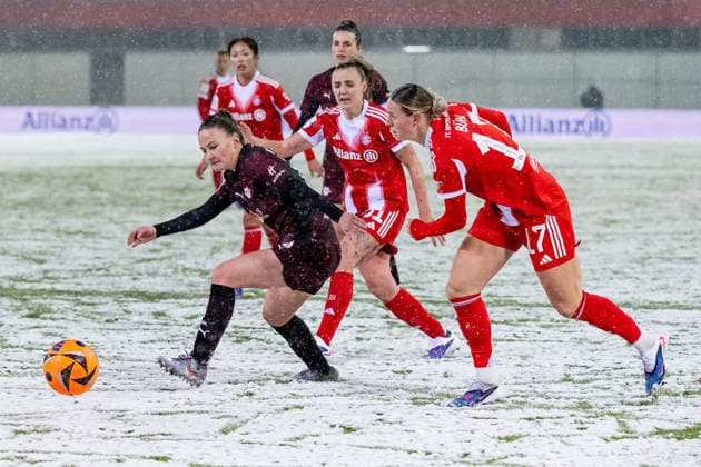 Annabel Schasching (RB Leipzig, 16) bedraengt von Klara Buehl (FC Bayern Muenchen Frauen, 17) GER, FC Bayern Muenchen Frauen vs. RB Leipzig, Fussball, Google Pixel Frauen-Bundesliga, 15. Spieltag, Saison 2025 2026, 25.01.2026. (DFL DFB REGULATIONS PROHIBIT ANY USE OF PHOTOGRAPHS as IMAGE SEQUENCES and or QUASI-VIDEO). GER, FC Bayern Muenchen Frauen vs. RB Leipzig, Fussball, Google Pixel Frauen-Bundesliga, 15. Spieltag, Saison 2025 2026, 25.01.2026. Muenchen Copyright: xEibner-Pressefoto HeikexFeinerx EP_HFR