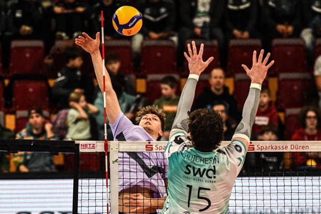 v.li.: Julian Lenz (VCO Berlin, 17), Zachary Peter Hutcheson (Powervolleys Düren, 15)am Netz im Zweikampf, Duell, duel, tackle, Dynamik, Action, Aktion,, 25.01.2026, Düren (Deutschland), Volleyball, 1. Bundesliga Männer, SWD Powervolleys Düren - VCO Berlin