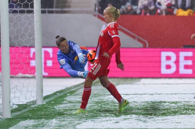 Elvira Herzog 1 (RB Leipzig Frauen) kann noch beherzt gegen Pernille Harder 21 (FC Bayern Muenchen Frauen) eingreifen, ist dann in der Folge machtlos gegen den Nachschuss von Jovana Damnjanovic 9 (FC Bayern Muenchen Frauen), nicht im Bild, es faellt daraufhin das 3:0, Aktion, FC Bayern Muenchen Frauen vs. RB Leipzig Frauen, Fussball, Frauen, Google Pixel Bundesliga, Saison 2025 2026, 15. Spieltag, 25.01.2026 DFB regulations prohibit any use of photographs as image sequences and or quasi-video Muenchen Bayern Deutschland
