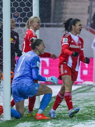 Ausgelassene Freude bei Jovana Damnjanovic 9 (FC Bayern Muenchen Frauen) nach ihrem Tor zum 3:0, ballt die Faeuste, Pernille Harder 21 (FC Bayern Muenchen Frauen) freut sich mit ihr, Enttaeuschung, Frust bei Elvira Herzog 1 (RB Leipzig Frauen), FC Bayern Muenchen Frauen vs. RB Leipzig Frauen, Fussball, Frauen, Google Pixel Bundesliga, Saison 2025 2026, 15. Spieltag, 25.01.2026 DFB regulations prohibit any use of photographs as image sequences and or quasi-video Muenchen Bayern Deutschland