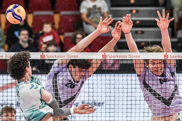 v.li.: Zachary Peter Hutcheson (Powervolleys Düren, 15) , Julius Straube (VCO Berlin, 29), Joshua Huber (VCO Berlin, 14), am Netz im Zweikampf, Duell, duel, tackle, Dynamik, Action, Aktion,, 25.01.2026, Düren (Deutschland), Volleyball, 1. Bundesliga Männer, SWD Powervolleys Düren - VCO Berlin
