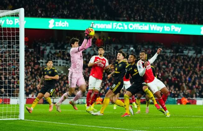 Manchester United, ManU goalkeeper Senne Lammens catches as players grapple Arsenal v Manchester United, Premier League, Football, Emirates Stadium, London, UK - 25 Jan 2026London Emirates Stadium United Kingdom EDITORIAL USE ONLY No use with unauthorised audio, video, data, fixture lists, club league logos or live services. Online in-match use limited to 120 images, no video emulation. No use in betting, games or single club league player publications. Copyright: xJavierxGarcia Shutterstockx 16426081ck