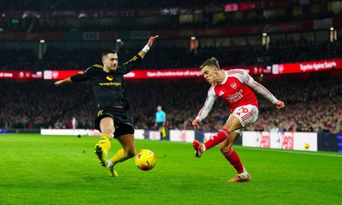 Leandro Trossard of Arsenal and Diogo Dalot of Manchester United, ManU Arsenal v Manchester United, Premier League, Football, Emirates Stadium, London, UK - 25 Jan 2026London Emirates Stadium United Kingdom EDITORIAL USE ONLY No use with unauthorised audio, video, data, fixture lists, club league logos or live services. Online in-match use limited to 120 images, no video emulation. No use in betting, games or single club league player publications. Copyright: xJavierxGarcia Shutterstockx 16426081cq