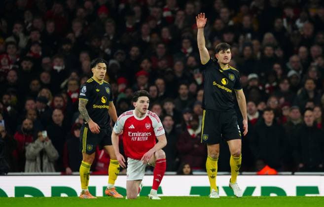 Lisandro Martinez and Harry Maguire of Manchester United, ManU appeal for a free kick against Declan Rice of Arsenal Arsenal v Manchester United, Premier League, Football, Emirates Stadium, London, UK - 25 Jan 2026London Emirates Stadium United Kingdom EDITORIAL USE ONLY No use with unauthorised audio, video, data, fixture lists, club league logos or live services. Online in-match use limited to 120 images, no video emulation. No use in betting, games or single club league player publications. Copyright: xJavierxGarcia Shutterstockx 16426081dc