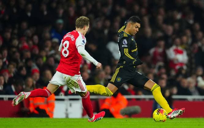 Casemiro of Manchester United, ManU under pressure from Martin Odegaard of Arsenal Arsenal v Manchester United, Premier League, Football, Emirates Stadium, London, UK - 25 Jan 2026London Emirates Stadium United Kingdom EDITORIAL USE ONLY No use with unauthorised audio, video, data, fixture lists, club league logos or live services. Online in-match use limited to 120 images, no video emulation. No use in betting, games or single club league player publications. Copyright: xJavierxGarcia Shutterstockx 16426081dp