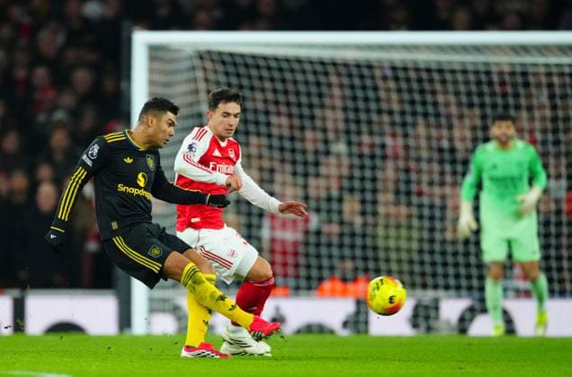 Casemiro of Manchester United, ManU passes under pressure from Martin Zubimendi of Arsenal Arsenal v Manchester United, Premier League, Football, Emirates Stadium, London, UK - 25 Jan 2026London Emirates Stadium United Kingdom EDITORIAL USE ONLY No use with unauthorised audio, video, data, fixture lists, club league logos or live services. Online in-match use limited to 120 images, no video emulation. No use in betting, games or single club league player publications. Copyright: xJavierxGarcia Shutterstockx 16426081dm