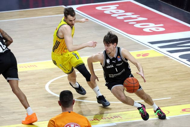 DEU, easyCredit BBL, ALBA vs. BMA365 Bamberg Baskets, 25.01.2026, Max-Schmeling-Halle, Berlin, DEU, easyCredit BBL, ALBA vs. BMA365 Bamberg Baskets, im Bild MALTE DELOW (ALBA Berlin 6), Zachary Ensminger (Bamberg 1)