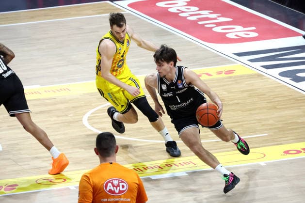 DEU, easyCredit BBL, ALBA vs. BMA365 Bamberg Baskets, 25.01.2026, Max-Schmeling-Halle, Berlin, DEU, easyCredit BBL, ALBA vs. BMA365 Bamberg Baskets, im Bild MALTE DELOW (ALBA Berlin 6), Zachary Ensminger (Bamberg 1)