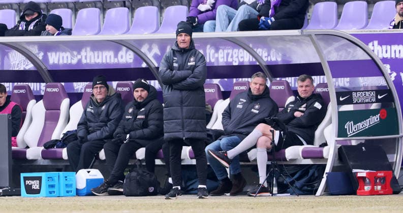 Aue, 24.01.2026, Erzgebirgsstadion, Fußball, 3.Liga, 21.Spieltag FC Erzgebirge Aue vs. SSV Ulm , Im Bild; Trainer Jens Härtel Haertel, Erzgebirge Aue. , Nur für journalistische Zwecke. Only for editorial use! , DFB DFL regulations prohibit any use of photographs as image sequences and or quasi-video. ,