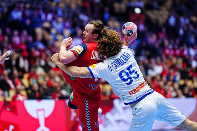 Sander Sagosen (Norwegen, 05), Gabriel Cavalcanti (Portugal, 95) DEN, Portugal vs. Norwegen, Handball, EHF Europameisterschaft 2026, Hauptrunde, Spieltag 3, 26.01.2026 DEN, Portugal vs. Norwegen, Handball, EHF Europameisterschaft 2026, Hauptrunde, Spieltag 3, 26.01.2026 Herning Copyright: xEibner-Pressefoto MarcelxvonxFehrnx EP_MFN